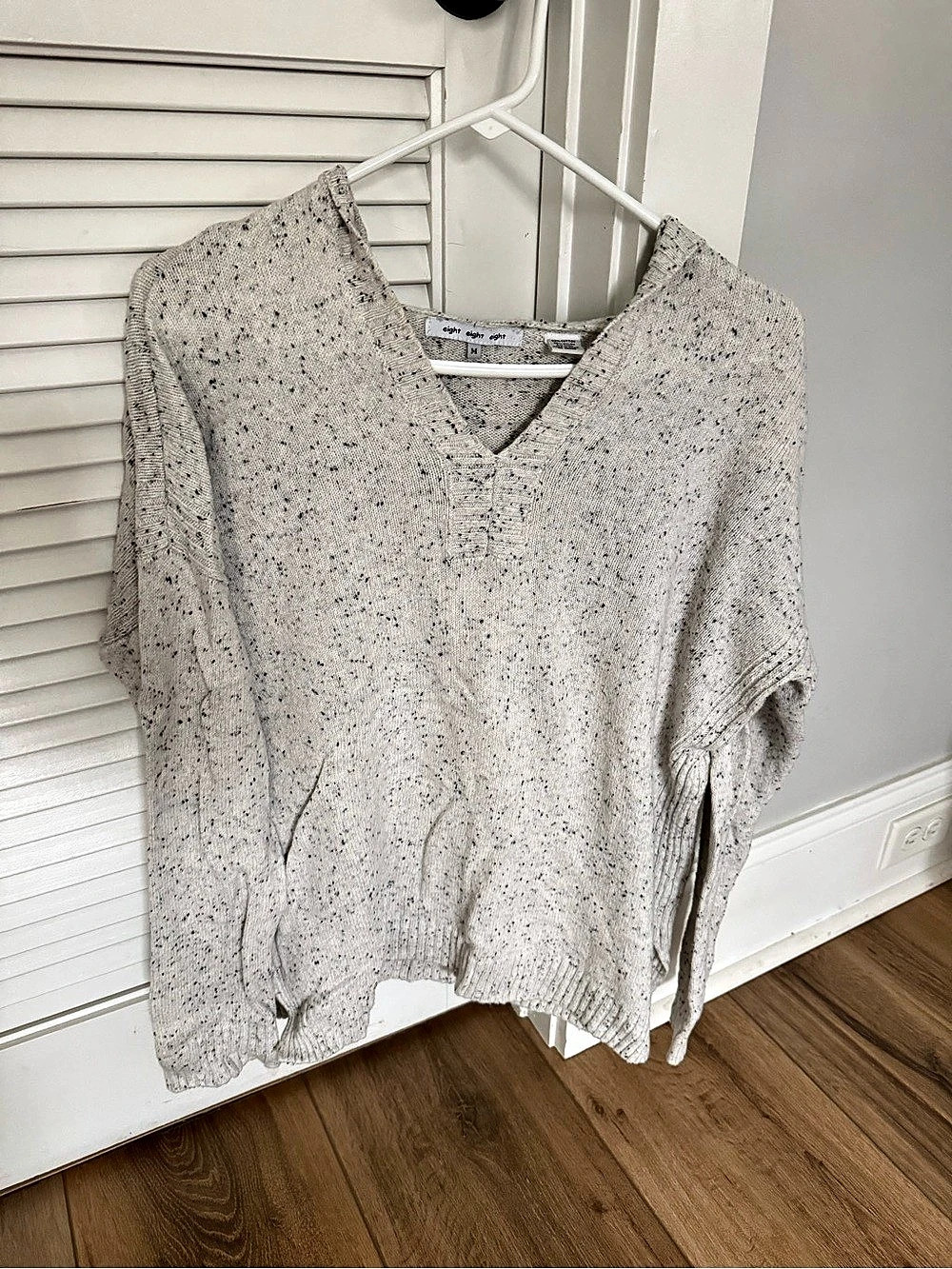 Eight Speckled V-Neck Sweater Size Medium